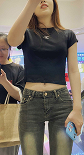 紧身牛仔裤学妹散发迷人魅力