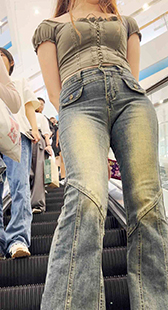 紧贴身形的超紧牛仔裤小姐姐