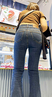 翘臀牛仔露腰小姐姐
