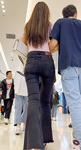 性感翘臀美女纵情展现身姿