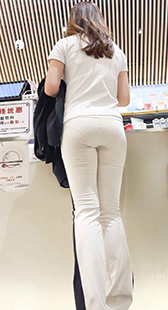 性感白裤透内痕丰臀美女