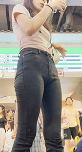 神作翘臀黑色牛仔要求闺蜜陪