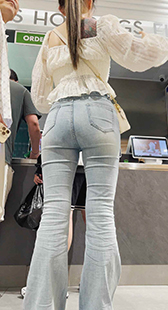 紧身牛仔裤曲线翘臀小姐姐