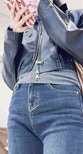 包臀牛仔裤的少妇让人兴趣