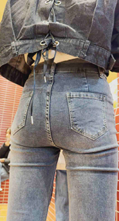 长时间紧臀牛仔眼镜妹