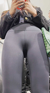 瑜伽美女显示出极具诱惑的超紧三角区