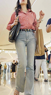 迷人长发美女超紧牛仔裤性感诱惑