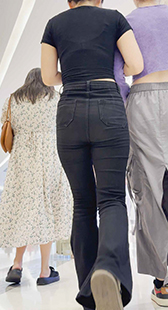 黑色高腰裤展现大长腿紧臀魅力