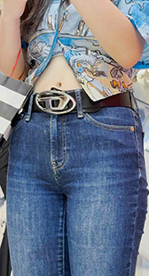 性感紧牛学妹展露丰臀和性感肚脐