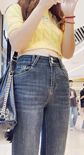 紧身宽大臀牛仔眼镜妹