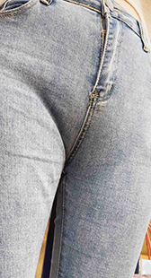 包臀细腰的牛仔裤完美贴合小姐姐身形