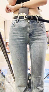 包臀牛仔裤美展现了学妹的性感蛇腰与紧致臀部