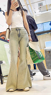 紧致包臀喇叭高腰牛仔裤学妹