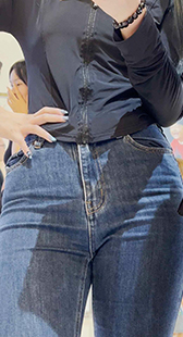 蓝色牛仔裤身材曲线优美学妹