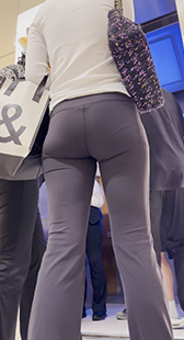 当熟女穿上包臀瑜伽鲨鱼裤时