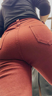 红色牛仔裤修身的设计勾勒出少妇优雅的曲线