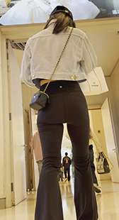 黑色瑜伽裤紧紧地包裹美臀