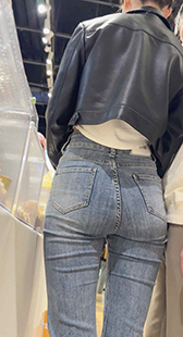 紧身牛仔裤与丰满翘臀你的愿望