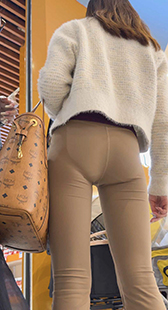 紧身瑜伽裤少妇的性感暴击