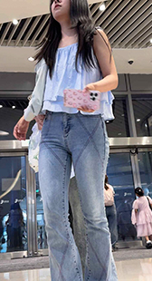 偶遇包臀牛仔美女小姐姐