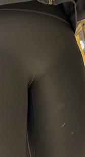 瑜伽裤的致命吸引力：大翘臀摇曳生姿，前骆驼趾几乎炸裂