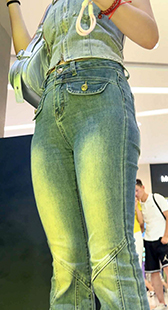 紧身包臀勾勒极品丰臀，裤缝勒出痕迹，一看就是经常后