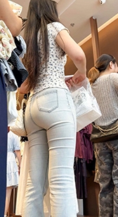 白色牛仔裤极品欠尤物：巨臀蜜桃把裤子撑到炸裂