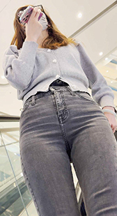 灰黑紧身牛仔裤极品蜜桃臀少妇