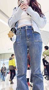 浅蓝高腰牛仔裤巨臀妹子