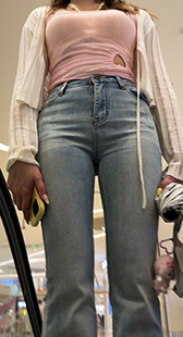 浅蓝高腰牛仔裤臀缝深邃