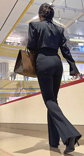 西装裤翘臀尤物：蜜桃巨臀紧绷勒出优雅心形弧线