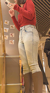 浅蓝紧身牛仔裤极品翘臀女神