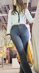 深灰紧身牛仔裤极品翘臀美女