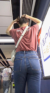 粉T蓝牛仔裤水蛇腰