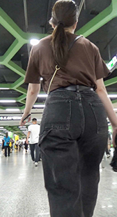 街拍紧身黑裤年轻尤物