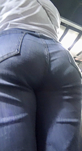 深蓝喇叭牛仔裤极品翘臀美女