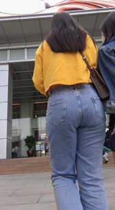 黄上衣蓝牛仔裤小姐姐