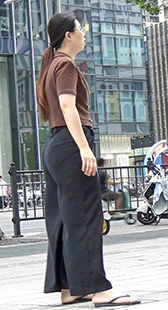 棕上衣黑色开叉长裙极品小姐姐翘臀