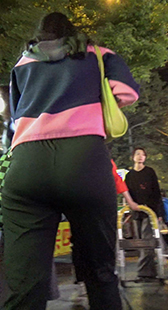 彩条上衣黑紧身裤