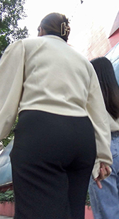 米色上衣黑紧身裤极品小姐姐翘臀