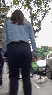 牛仔外套黑紧身裤翘臀