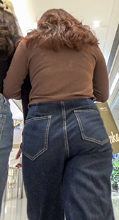 棕上衣深蓝牛仔裤