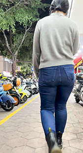 绿毛衣蓝高腰牛仔裤