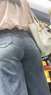 粉上衣蓝牛仔裤
