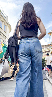 蓝宽牛仔裤圆润弹跳翘臀大学妹